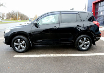 Подержанный автомобиль Toyota RAV4 2011 года (8 фото)
