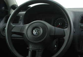 Подержанный автомобиль Volkswagen Polo Sedan 2013 года (16 фото)