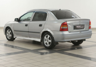 Подержанный автомобиль Opel Astra Sedan 2002 года (2 фото)