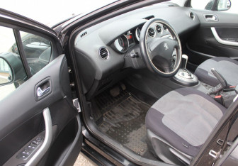 Подержанный автомобиль Peugeot 408 2013 года (10 фото)