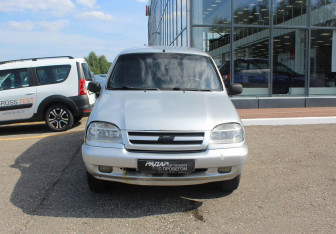 Подержанный автомобиль Chevrolet Niva 2004 года (2 фото)