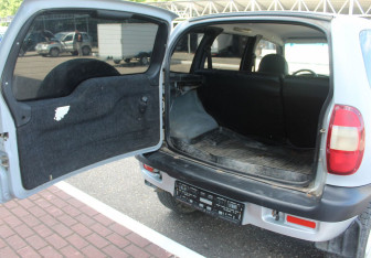 Подержанный автомобиль Chevrolet Niva 2004 года (15 фото)