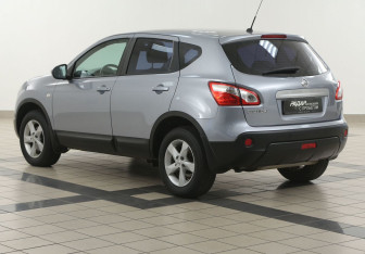 Подержанный автомобиль Nissan Qashqai 2012 года (2 фото)