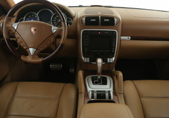 Подержанный автомобиль Porsche Cayenne 2004 года (12 фото)