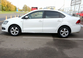 Подержанный автомобиль Volkswagen Polo Sedan 2012 года (8 фото)