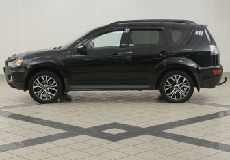 Подержанный автомобиль Mitsubishi Outlander 2011 года (7 фото)