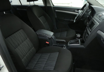 Подержанный автомобиль Skoda Octavia Liftback 2011 года (10 фото)