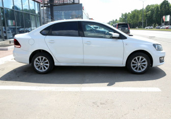 Подержанный автомобиль Volkswagen Polo Sedan 2015 года (7 фото)