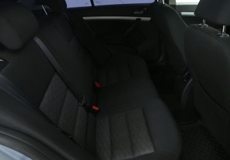 Подержанный автомобиль Skoda Octavia Liftback 2010 года (11 фото)