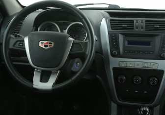 Подержанный автомобиль Geely Emgrand X7 2014 года (14 фото)