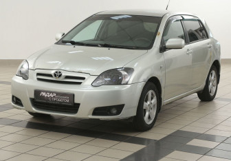 Подержанный автомобиль Toyota Corolla Hatchback 2004 года (8 фото)