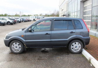 Подержанный автомобиль Ford Fusion 2005 года (6 фото)