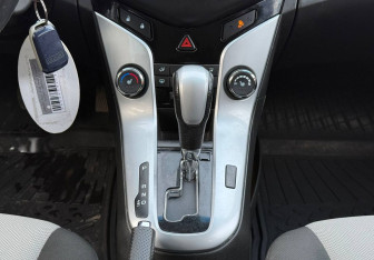 Подержанный автомобиль Chevrolet Cruze Hatchback 2014 года (9 фото)