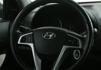 Подержанный автомобиль Hyundai Solaris Hatchback 2011 года (16 фото)