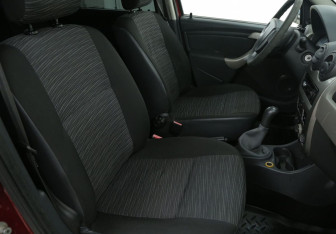 Подержанный автомобиль Renault Sandero 2010 года (10 фото)