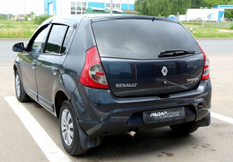Подержанный автомобиль Renault Sandero 2010 года (5 фото)