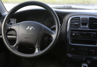 Подержанный автомобиль Hyundai Sonata 2006 года (14 фото)