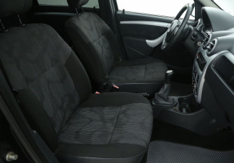 Подержанный автомобиль Renault Logan Sedan 2012 года (10 фото)