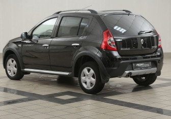 Подержанный автомобиль Renault Sandero 2011 года (2 фото)