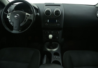 Подержанный автомобиль Nissan Qashqai 2012 года (12 фото)