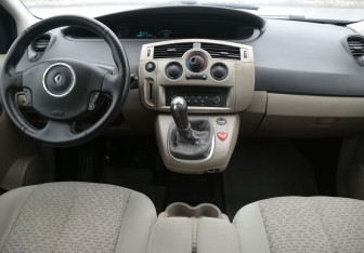 Подержанный автомобиль Renault Scenic 2006 года (12 фото)