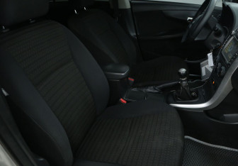 Подержанный автомобиль Toyota Corolla Sedan 2011 года (10 фото)