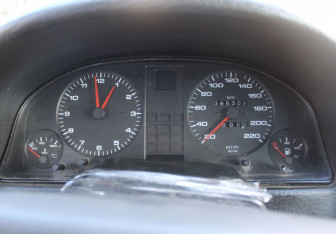 Подержанный автомобиль Audi 80 Sedan 1990 года (14 фото)