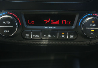 Подержанный автомобиль Kia Cerato Sedan 2013 года (17 фото)