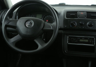 Подержанный автомобиль Skoda Fabia Hatchback 2013 года (14 фото)