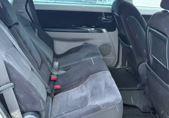 Подержанный автомобиль Mitsubishi Grandis 2006 года (11 фото)