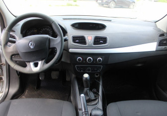 Подержанный автомобиль Renault Fluence 2011 года (13 фото)