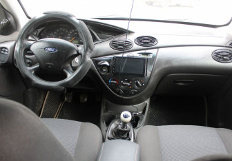 Подержанный автомобиль Ford Focus Sedan 2003 года (9 фото)