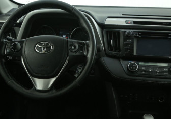 Подержанный автомобиль Toyota RAV4 2016 года (14 фото)