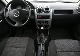 Подержанный автомобиль Renault Logan Sedan 2012 года (12 фото)