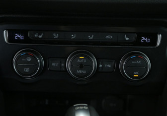 Подержанный автомобиль Volkswagen Tiguan 2017 года (17 фото)