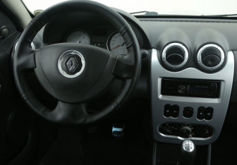 Подержанный автомобиль Renault Sandero 2010 года (14 фото)