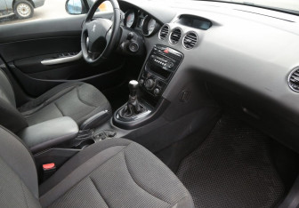 Подержанный автомобиль Peugeot 408 2013 года (9 фото)