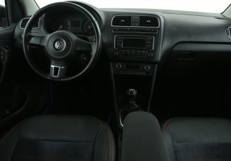 Подержанный автомобиль Volkswagen Polo Sedan 2013 года (12 фото)