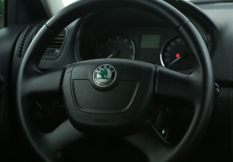 Подержанный автомобиль Skoda Fabia Hatchback 2011 года (16 фото)