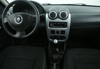 Подержанный автомобиль Renault Sandero 2014 года (12 фото)