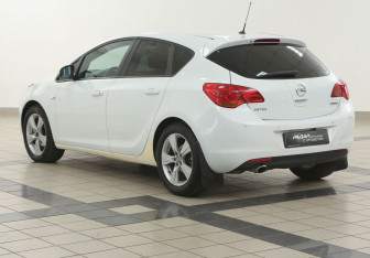 Подержанный автомобиль Opel Astra Hatchback 2011 года (2 фото)