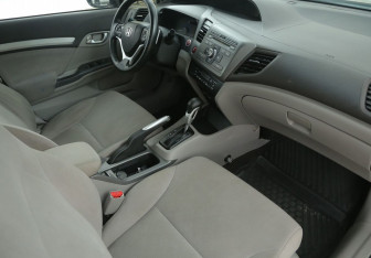 Подержанный автомобиль Honda Civic Sedan 2012 года (9 фото)
