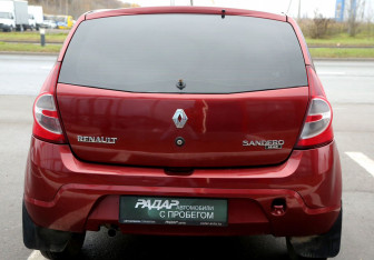 Подержанный автомобиль Renault Sandero 2011 года (5 фото)