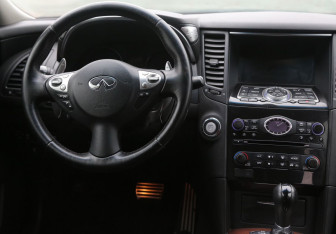 Подержанный автомобиль Infiniti FX 2012 года (17 фото)