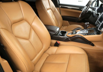 Подержанный автомобиль Porsche Cayenne 2011 года (10 фото)
