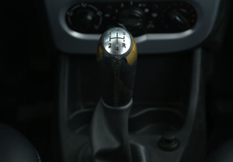 Подержанный автомобиль Renault Logan Sedan 2013 года (15 фото)