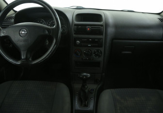 Подержанный автомобиль Opel Astra Sedan 2002 года (12 фото)