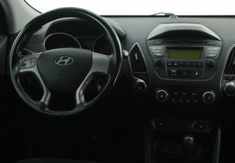 Подержанный автомобиль Hyundai ix35 2015 года (14 фото)