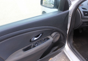 Подержанный автомобиль Renault Fluence 2011 года (9 фото)