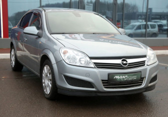 Подержанный автомобиль Opel Astra Sedan 2012 года (1 фото)